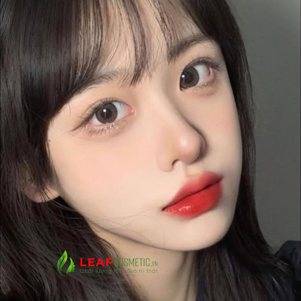Son Dưỡng YSL 11 Red Thrill lên môi căng bóng
