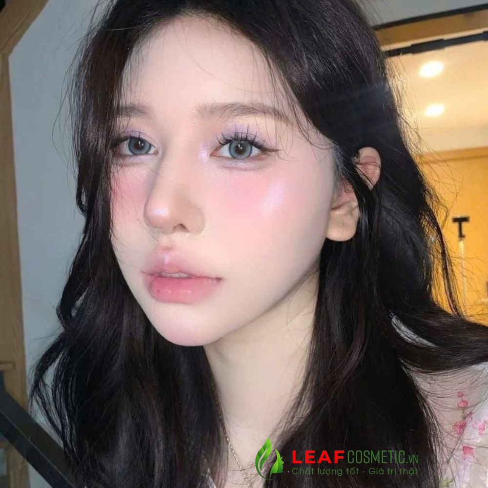 Hiệu ứng bắt sáng Dior Backstage Glow Maximizer trên gò má