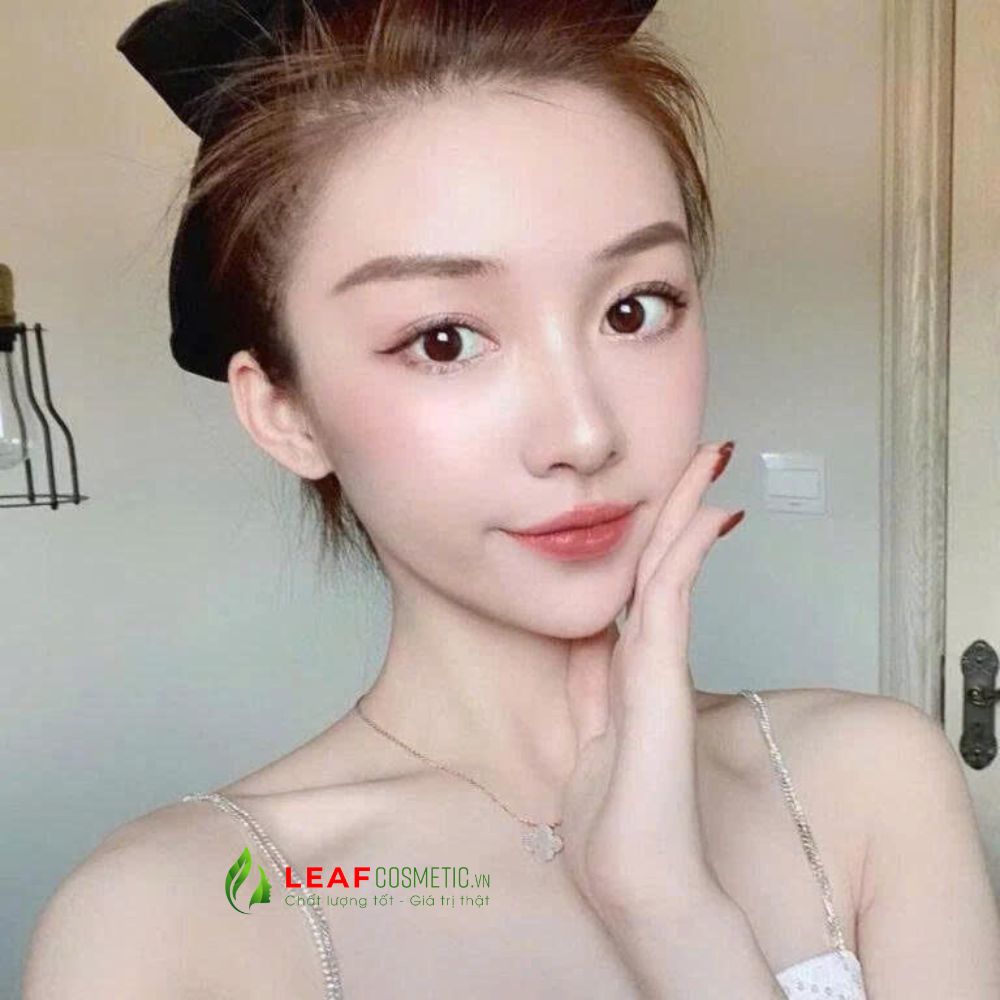Son Chanel 186 Pink Nude với hiệu ứng bóng trên môi mẫu