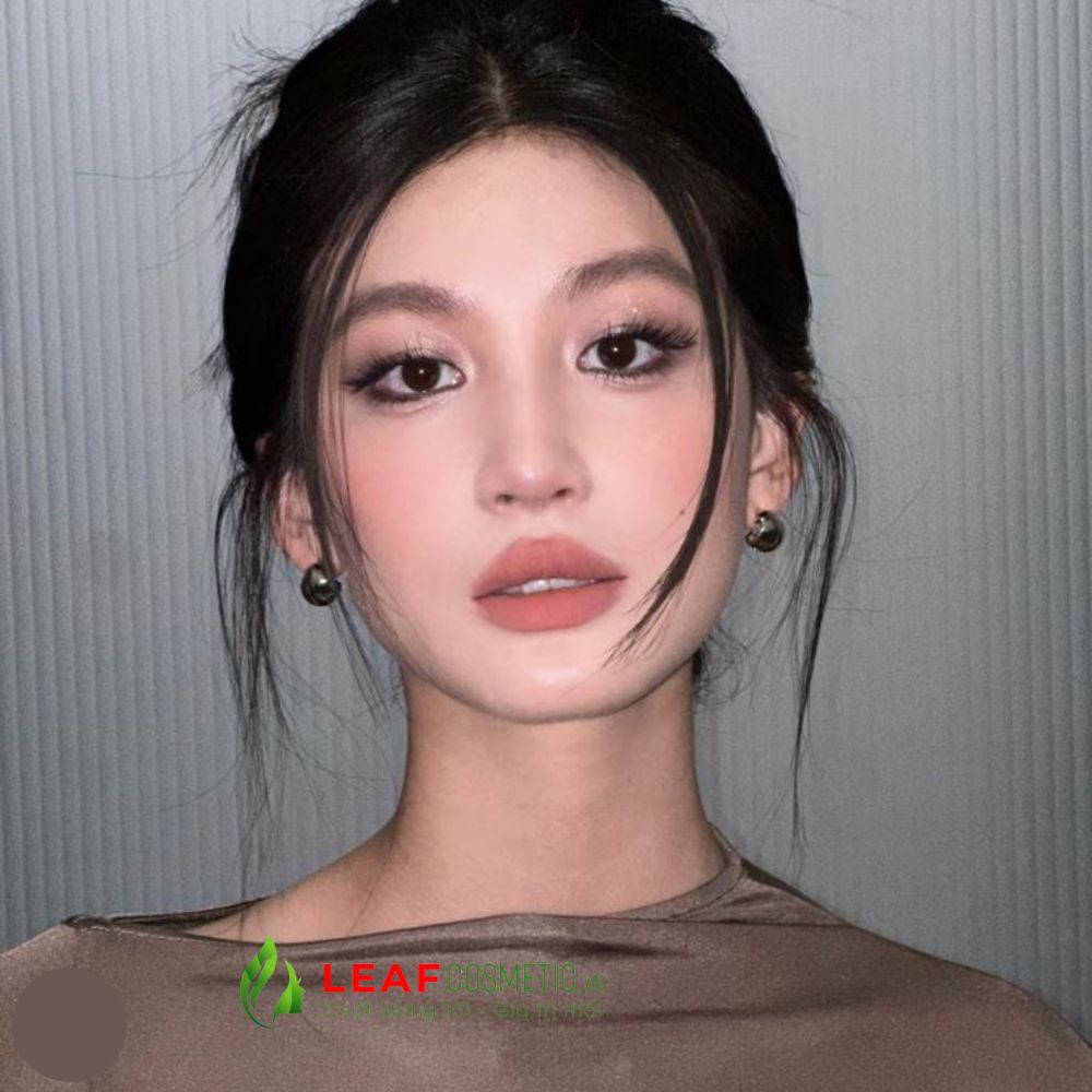 Son Lancome 210 cam đất trên môi mẫu thanh lịch