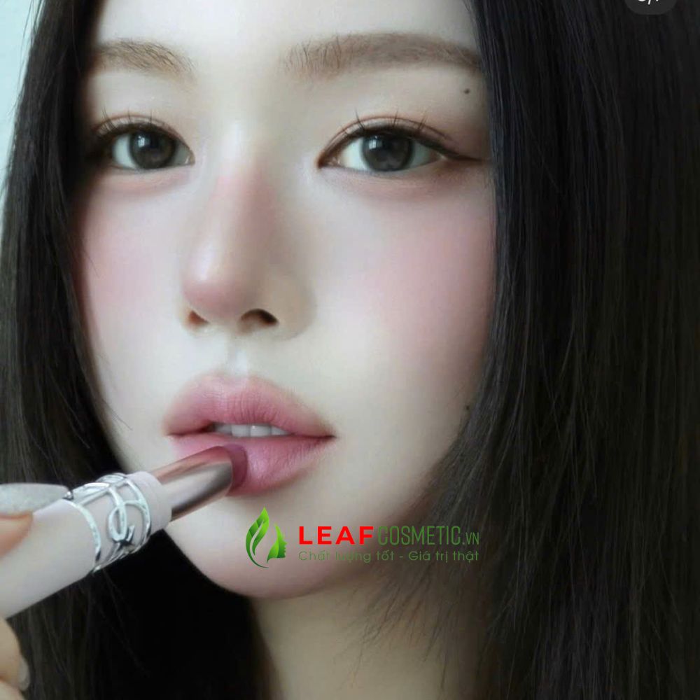 Son YSL Lovenude 06 Naughty Pink lên môi tự nhiên