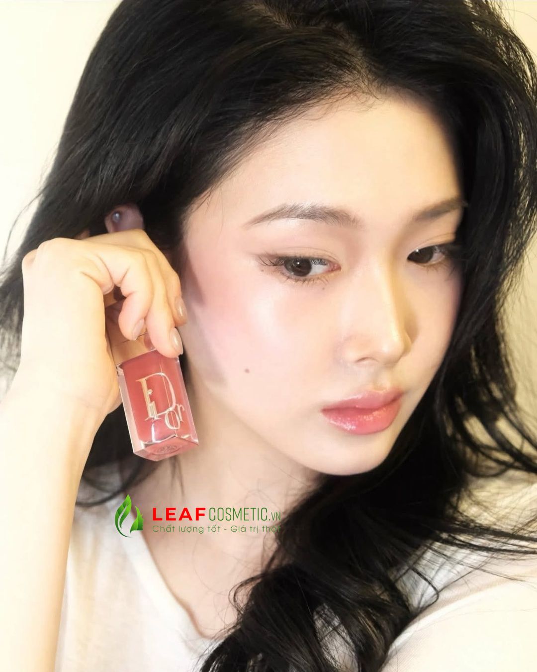 Người mẫu khoe làn môi căng bóng hồng gỗ tự nhiên với Son Dưỡng Dior Addict Lip Glow Oil 012