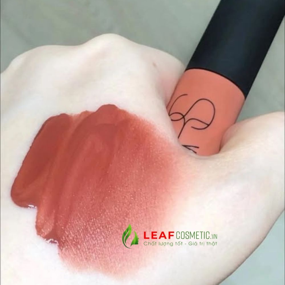 Swatch Son Kem Nars Air Matte Lip Color Thrust màu nâu cam đất