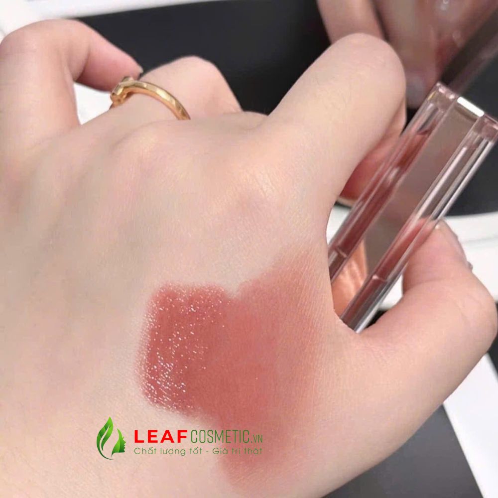 Swatch Son Dưỡng Lancome Lip Idôle Squalane Butterglow màu Đỏ Tía