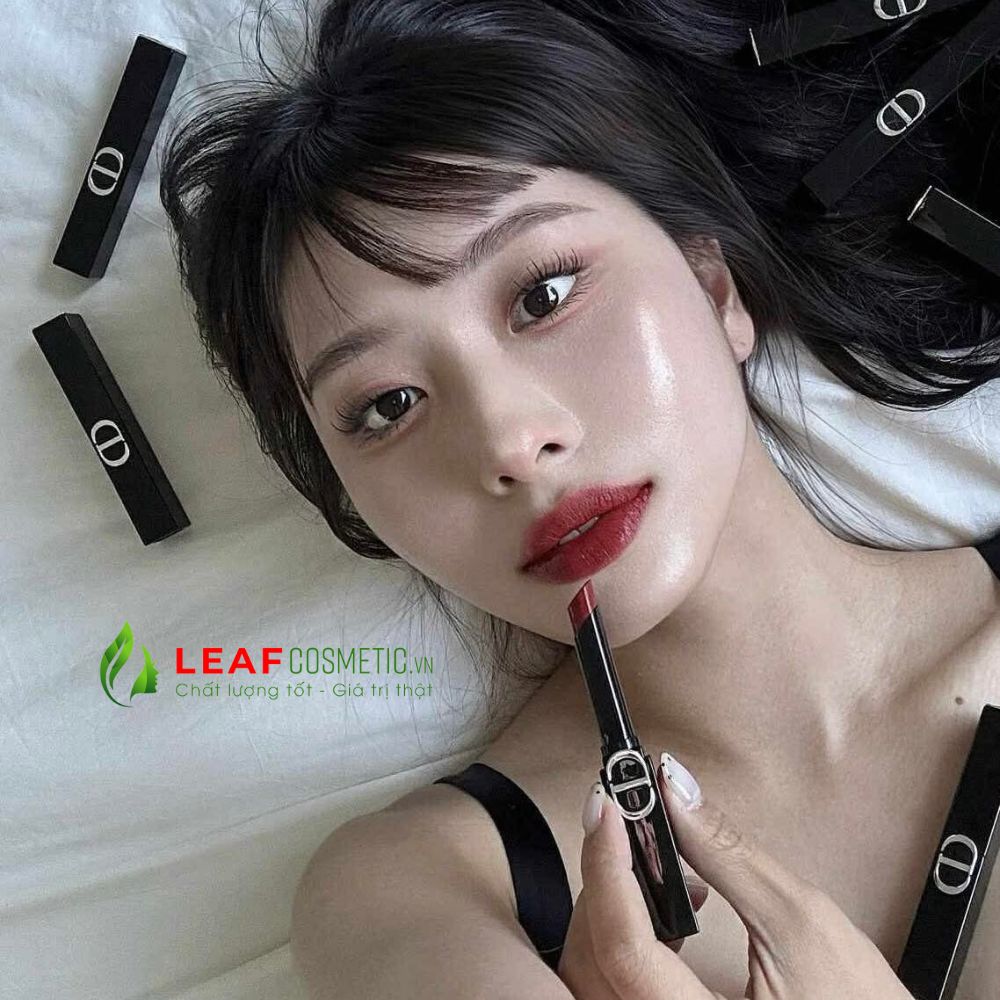 Mẫu đánh Son Dior Rouge Dior On Stage 496 Berry Attitude Shine - Đỏ Berry