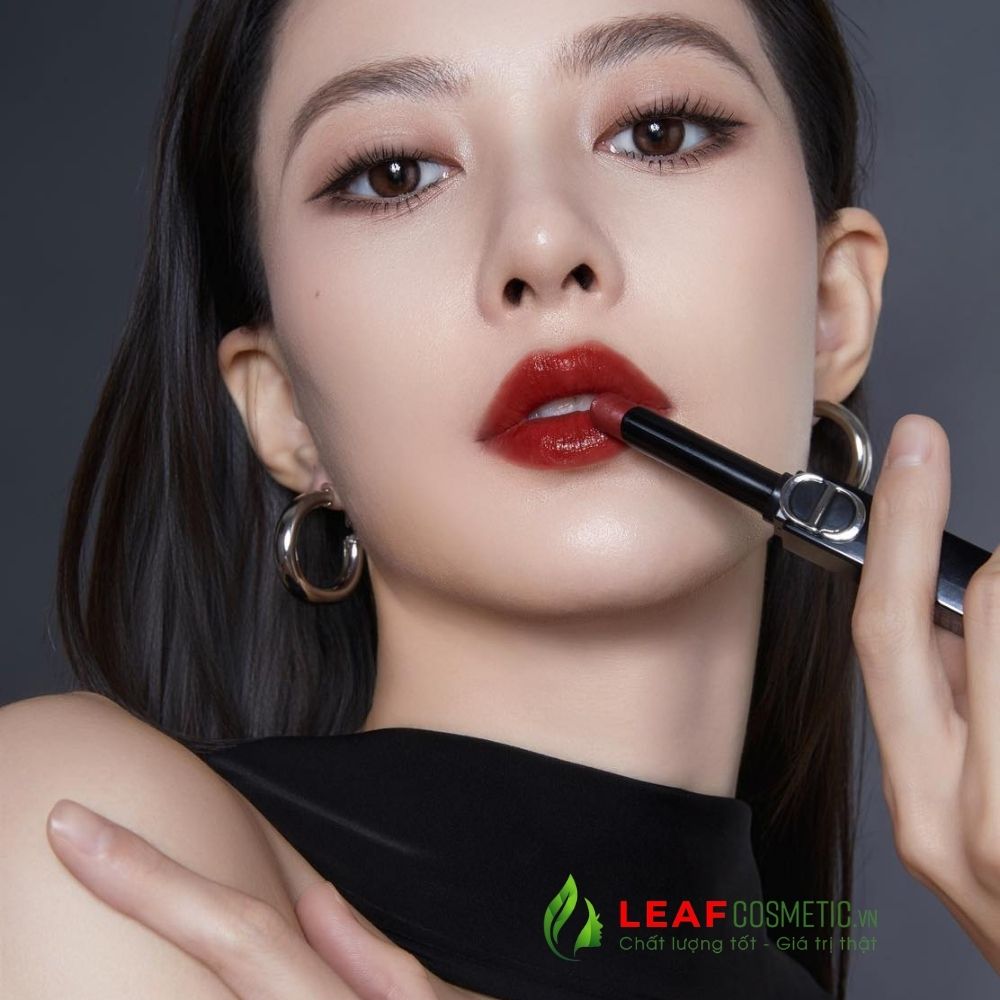 Mẫu dùng son Dior 550 Red Shock Shine – tôn da, sang trọng