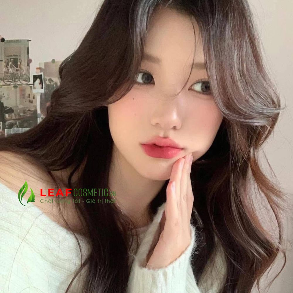 Mẫu dùng son Dior Rouge Dior Veil 686 Reve Rose – Hồng Gỗ tự nhiên