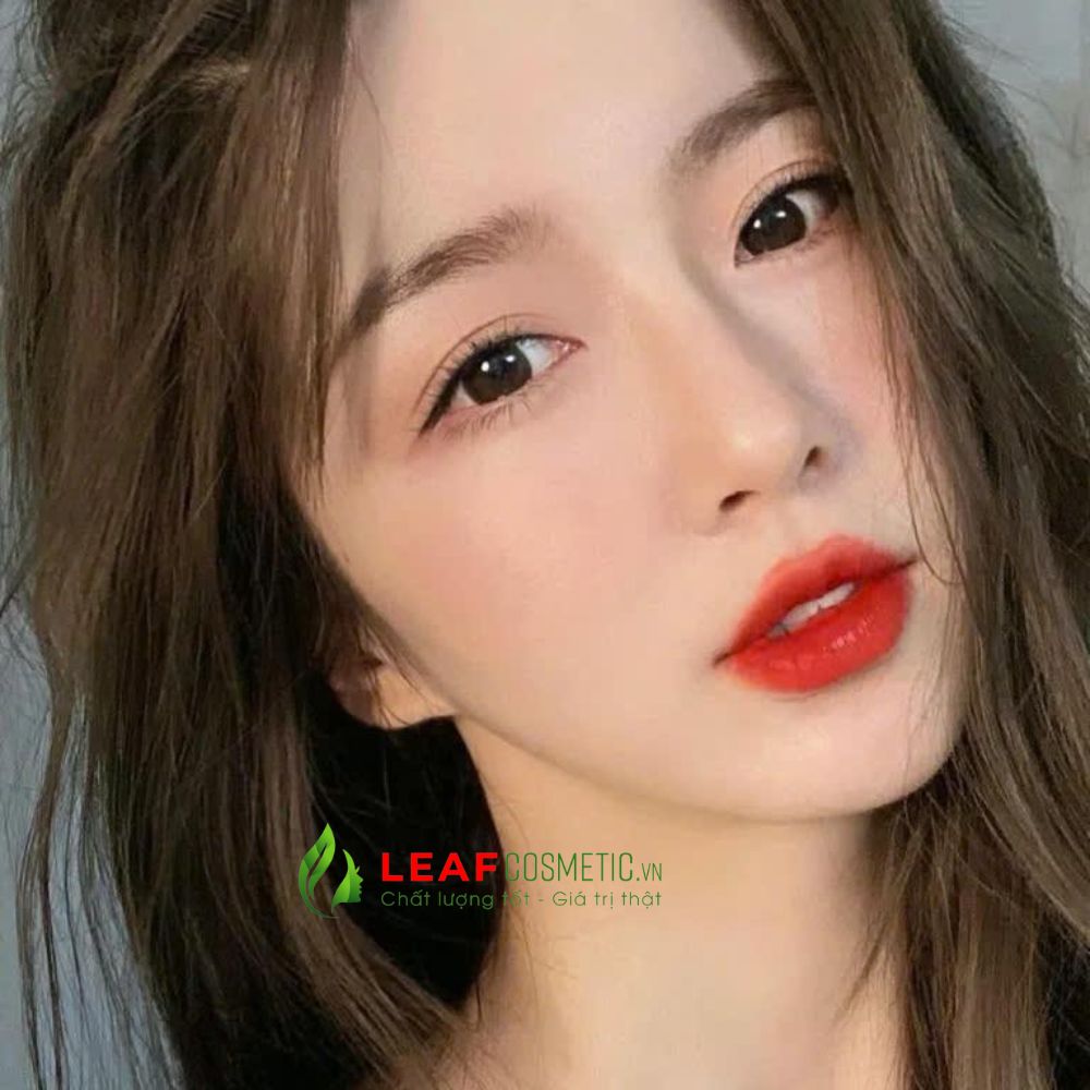 Mẫu dùng son Dior Rouge Velvet 777 Fahenheit – Đỏ Cam quyến rũ