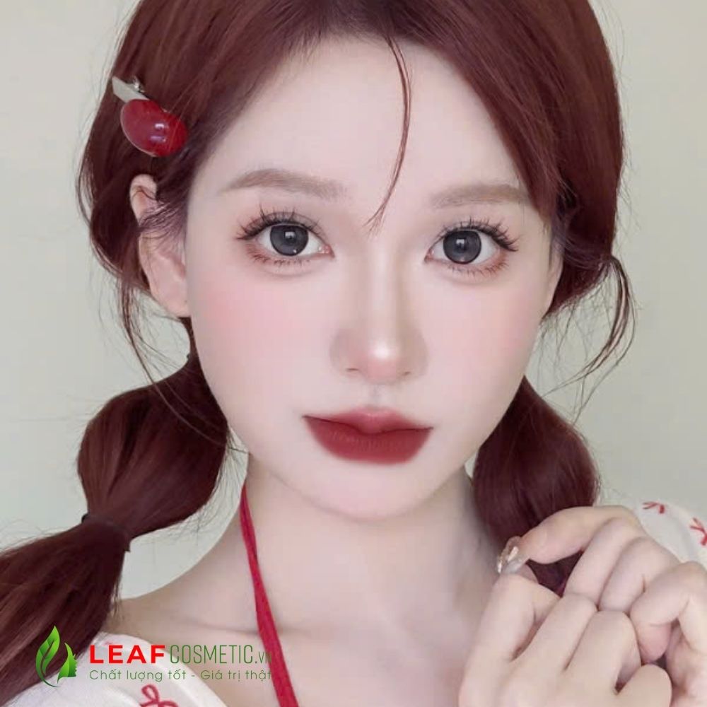 Son Chanel 114 Glow đỏ mận trên môi mẫu – bóng nhẹ, sang trọng