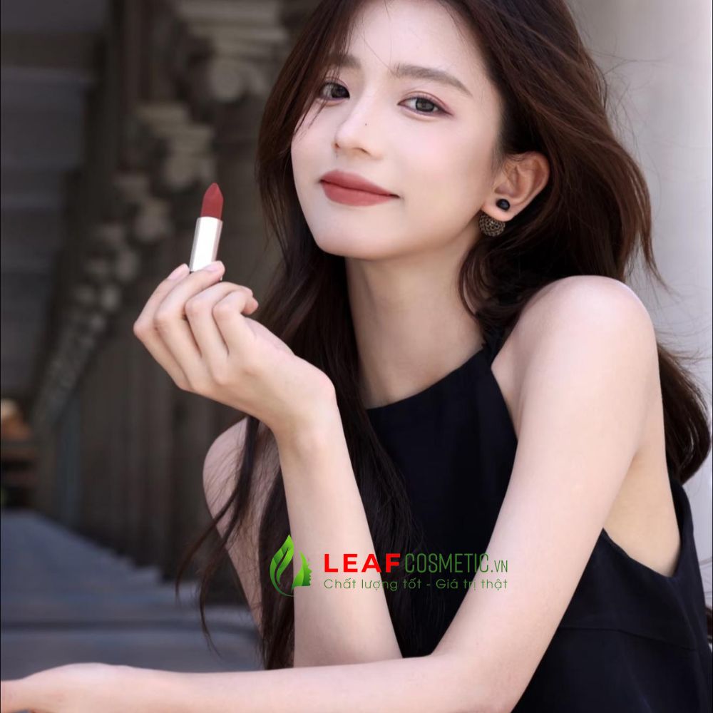 Son Dior Rouge Velvet 299 Amou trên môi mẫu