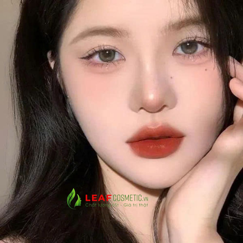 Son MAC Lustreglass 563 Obiviously – Cam Gạch trên môi mẫu