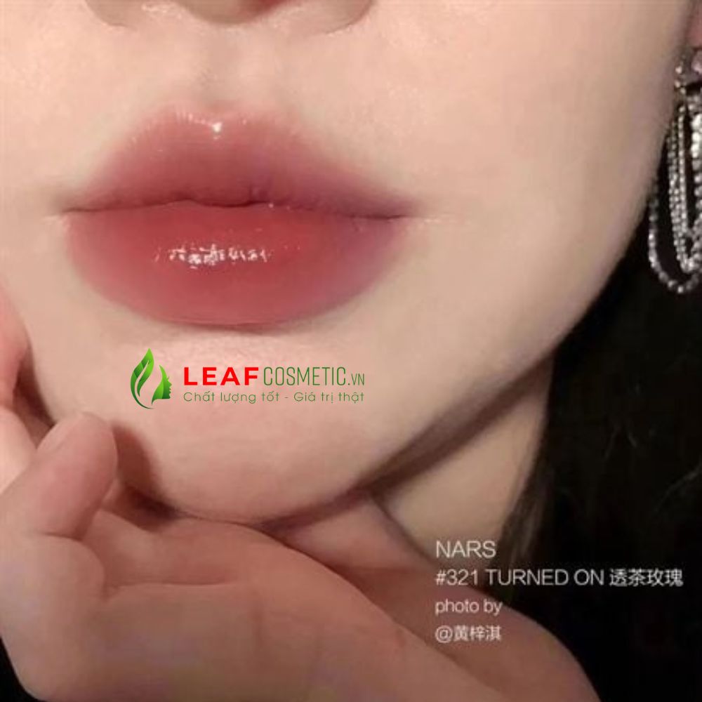 Son Dưỡng Nars Afterglow Sensual Shine Lipstick 321 Turned On - Đỏ Berry Lên Mẫu