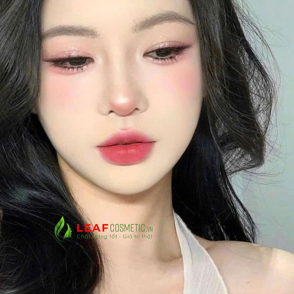 Son Tom Ford Rose Satin Matte 02 Euphoric Rose trên môi mẫu