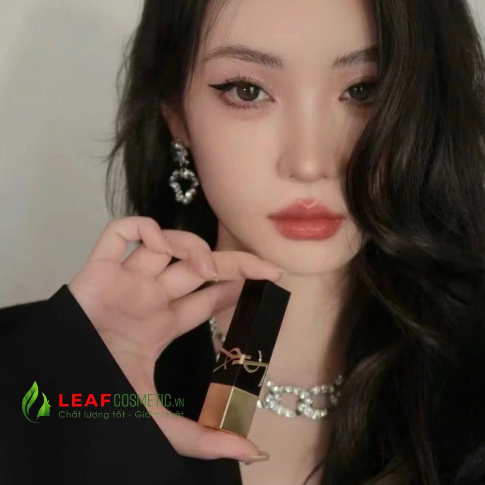 Mẫu môi sử dụng son YSL The Bold 14 Nude Tribute nâu đỏ