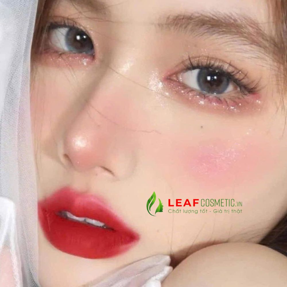 Mẫu môi sử dụng son YSL The Bold 21 Rouge Paradoxe đỏ ruby