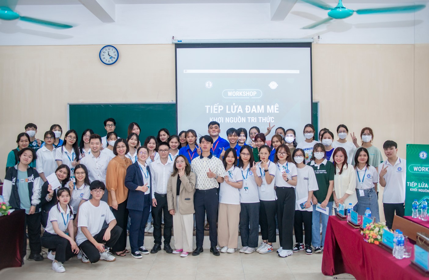 BTC chụp ảnh cùng thầy cô và diễn giả Workshop