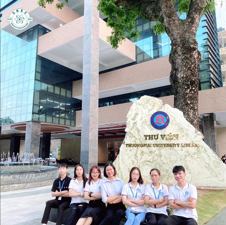 Cô Vũ Thị Thúy Hằng cùng các thành viên Srec