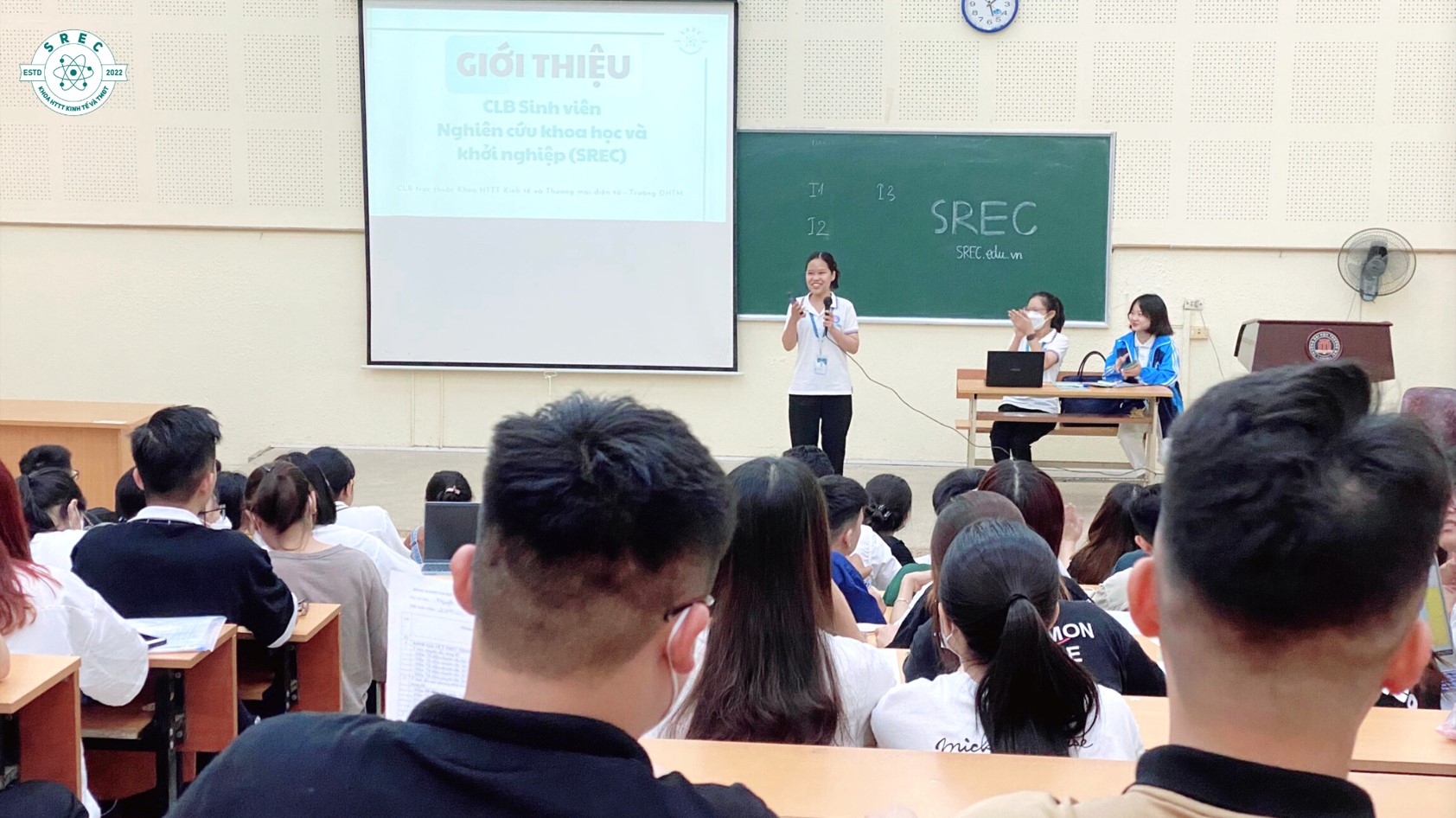 Bạn Kim Anh đang giới thiệu câu lạc bộ tới các bạn lớp K57I123