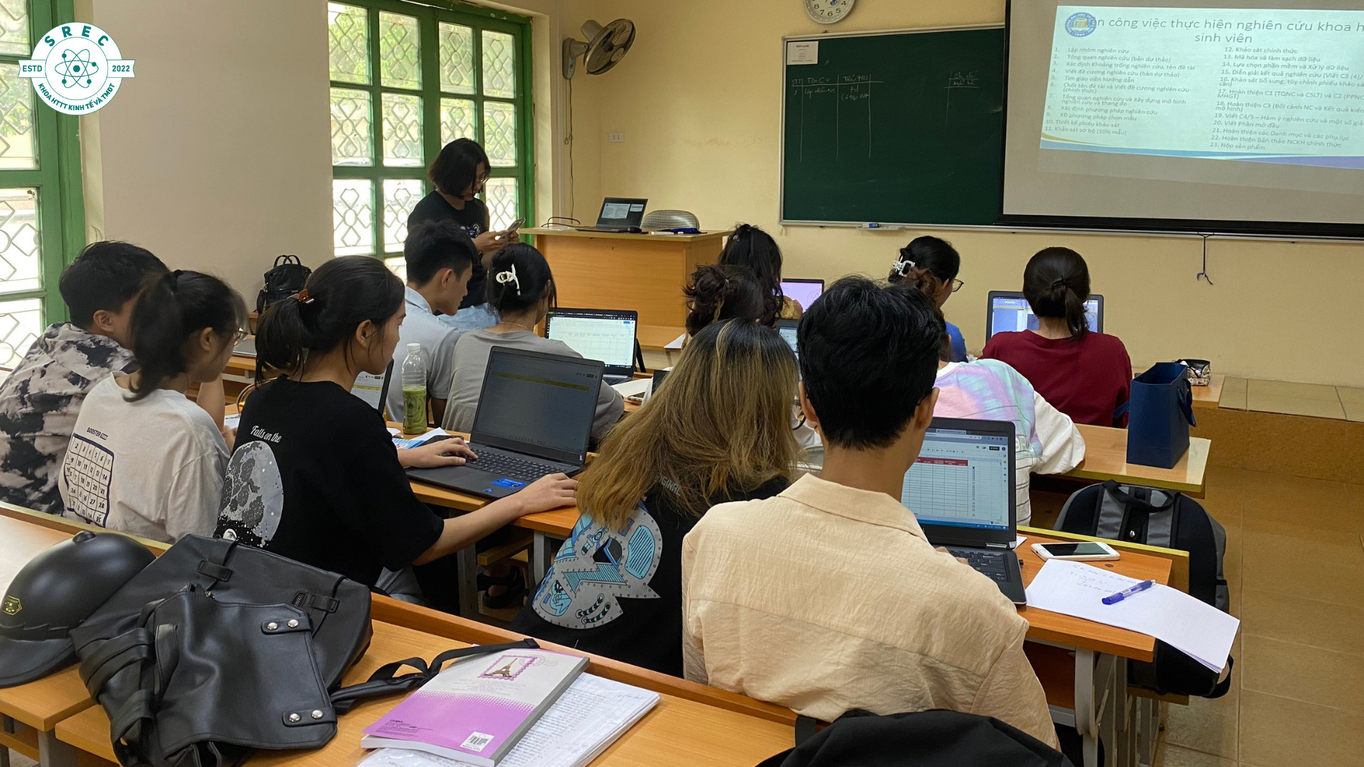 Các bạn thành viên đang thảo luận nhóm