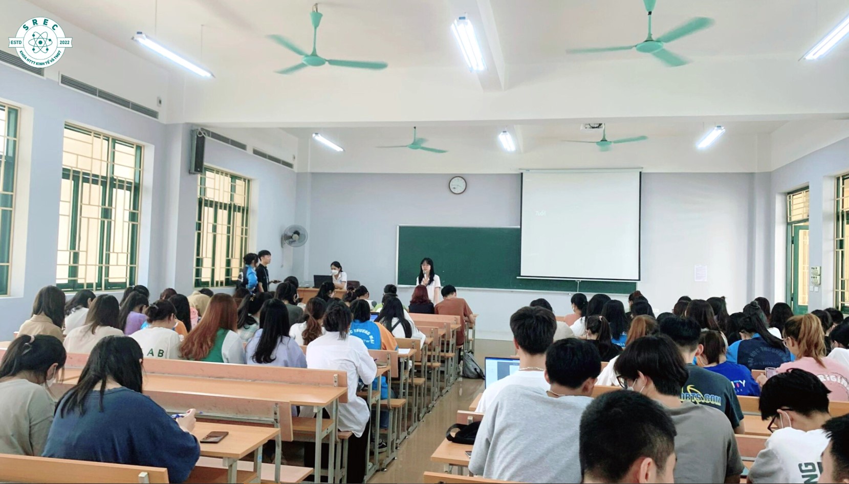 Trưởng ban truyền thông Tú Xương đang giới thiệu SREC tới các bạn lớp K57I45