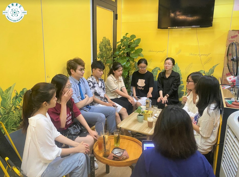 Ban chủ nhiệm đang giới thiệu tổng quan về câu lạc bộ