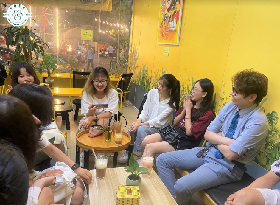 Các thành viên giao lưu văn nghệ cùng anh Cường