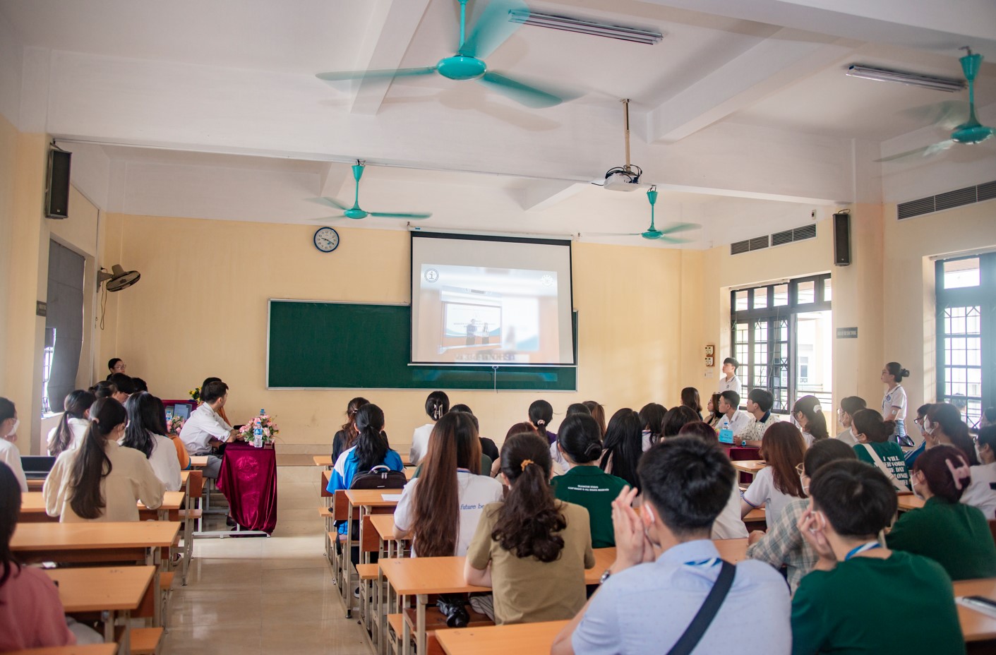 Các bạn sinh viên đang tập trung theo dõi chương trình