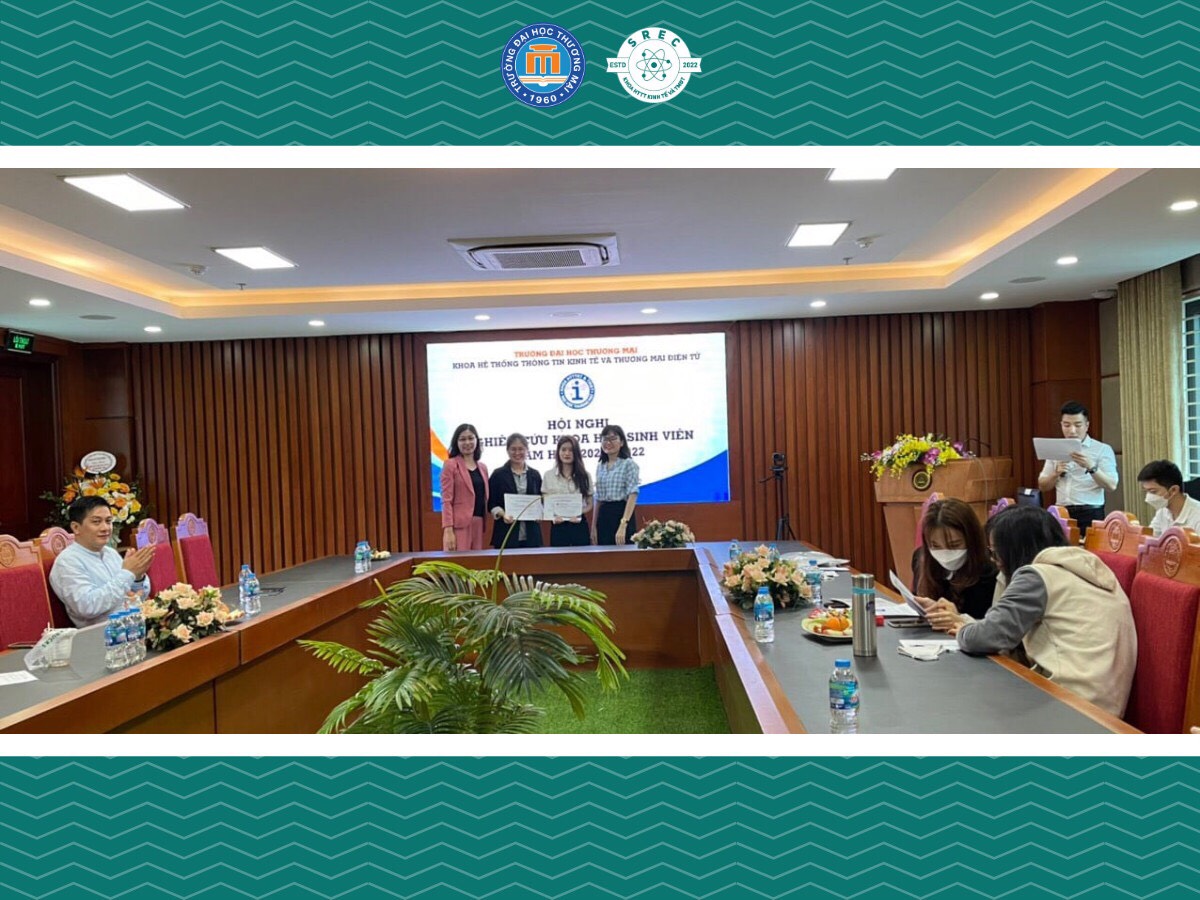 Hội trường khen thưởng sinh viên đạt giải NCKH