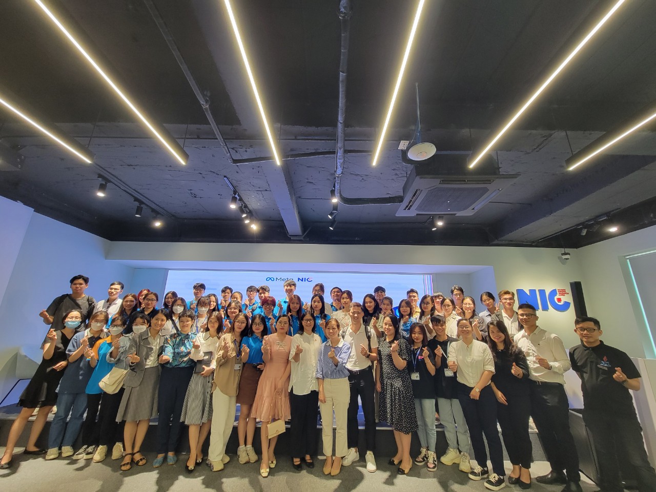 Các thành viên chụp ảnh kỷ niệm