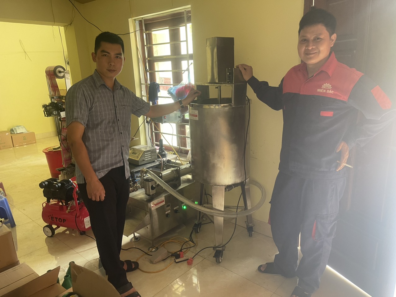 Hình ảnh bản giao bồn khuấy 100 lít cho khách