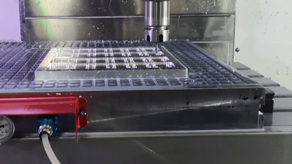 Lực hút mạnh giúp phôi được kẹp chặt, cố định