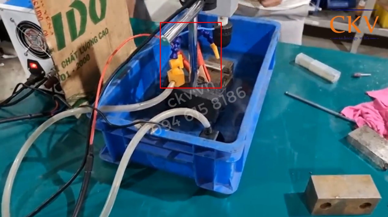 Cách cắm đầu điện tích cho máy xung phá