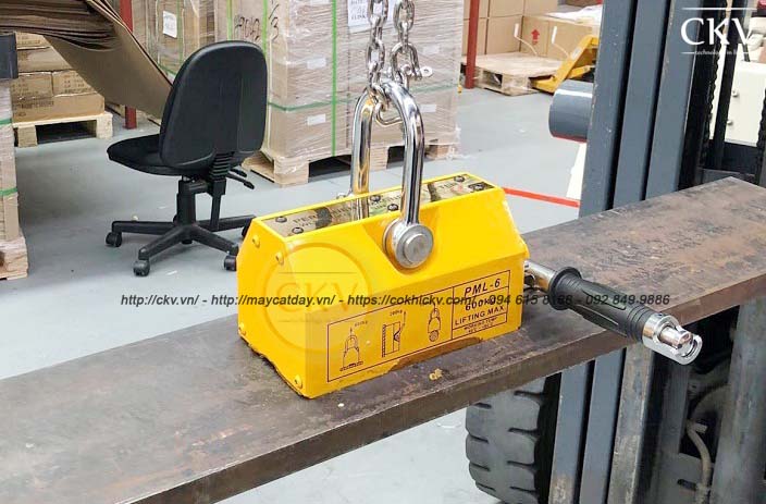 Cẩu từ lõi nam châm loại gạt  tay nâng hạ 600kg