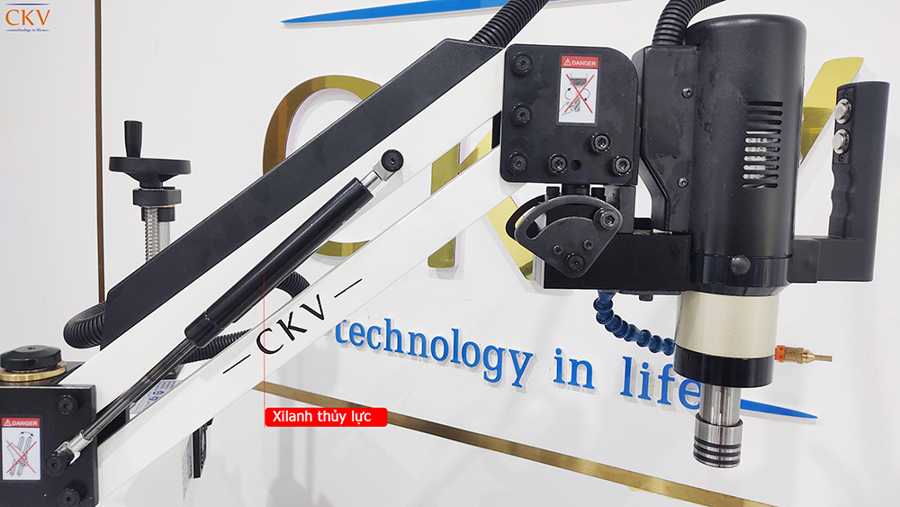 Máy taro điện có tay cần xi lanh thủy lực nâng hạ