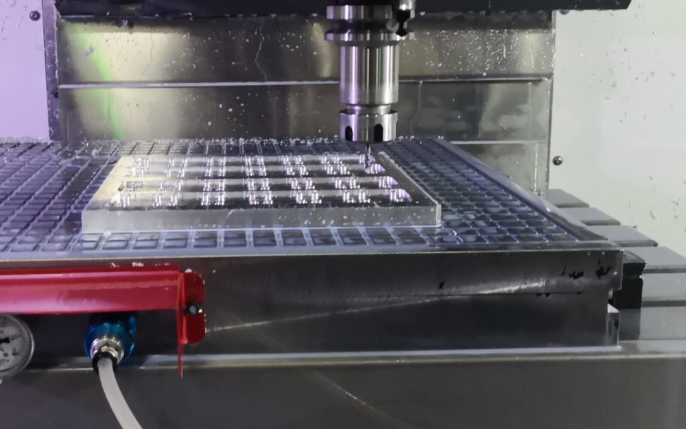 Bàn từ nam châm điện giúp giữ chặt phôi gia công