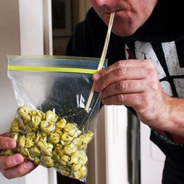 Cách hút chân không túi Zip