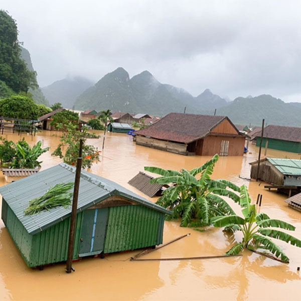 Hoạt Động Tặng Quà Ủng Hộ Bà Con Vùng Lũ - Vua Hút Chân Không