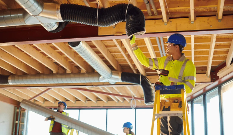 Ống gas được kết nối đảm bảo kín khít để hệ thống làm lạnh hoạt động ổn định.