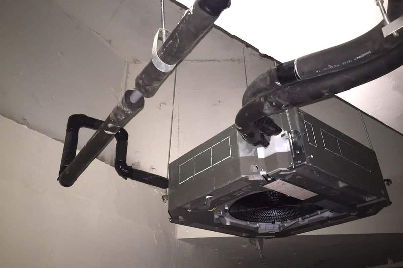 Đường ống gas cần được nối để đảm bảo kín khí cho hoạt động làm lạnh ổn định.