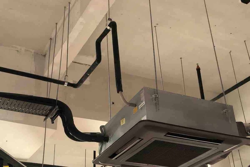 Bước 5 trong quy trình lắp đặt điều hoà âm trần là nối đường ống xả nước trong nhà