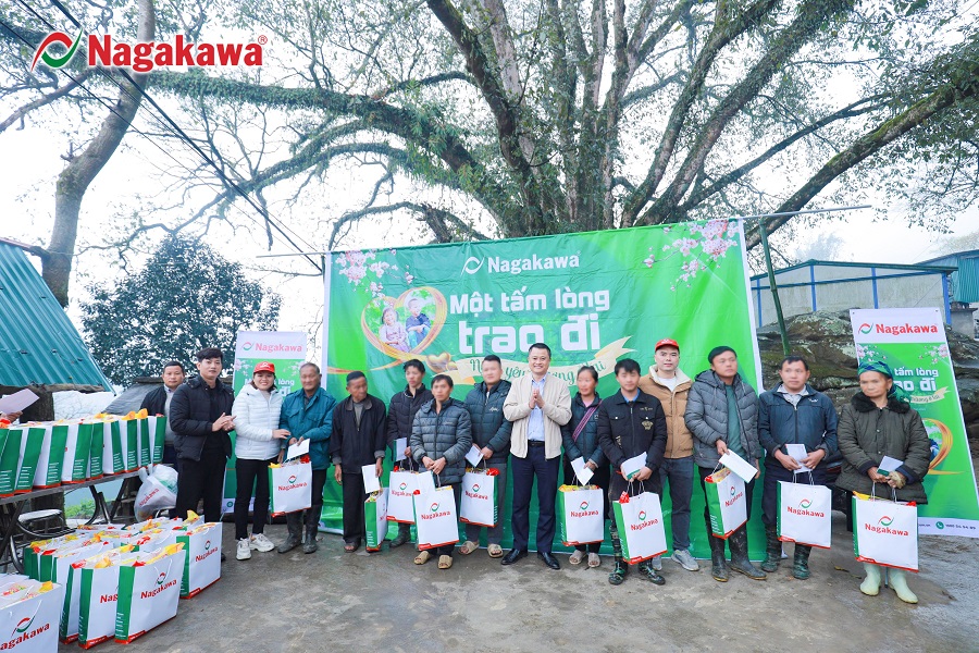 Hàng trăm phần quà được trao tay tới bà con