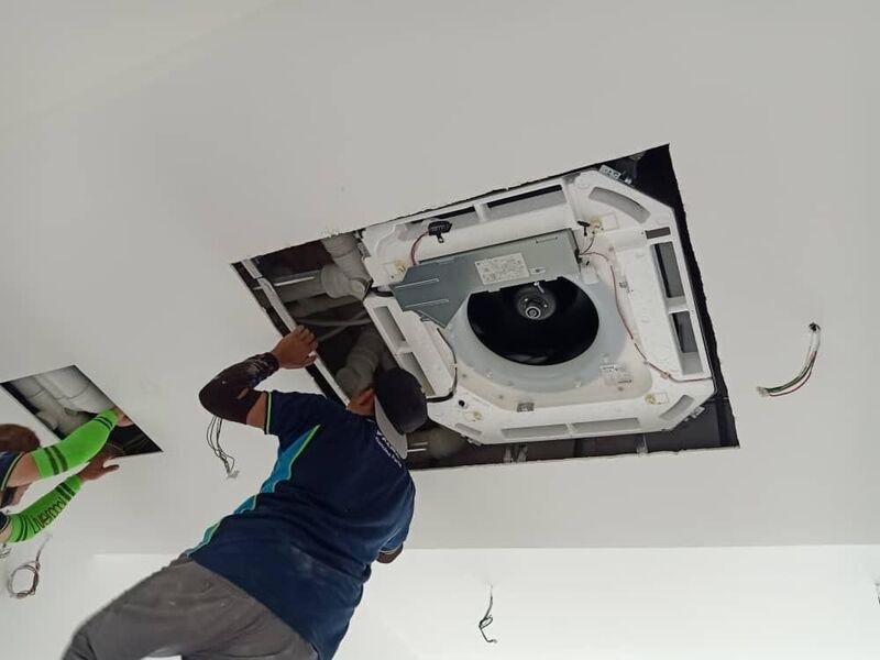 Đấu nối dây điện theo đúng quy định kỹ thuật là bước thứ 7 trong quy trình lắp đặt điều hòa âm trần