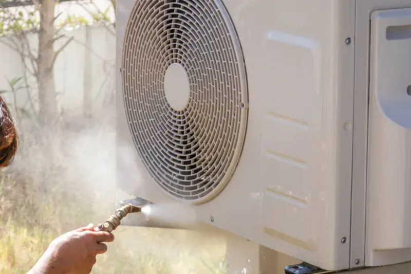 Dùng vòi xịt hoặc xối nước nhẹ nhàng để làm sạch bên ngoài cục nóng