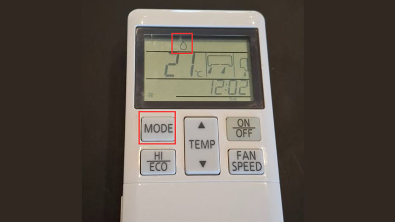 Kích hoạt chế độ Dry bằng cách nhấn nút Mode trên điều khiển