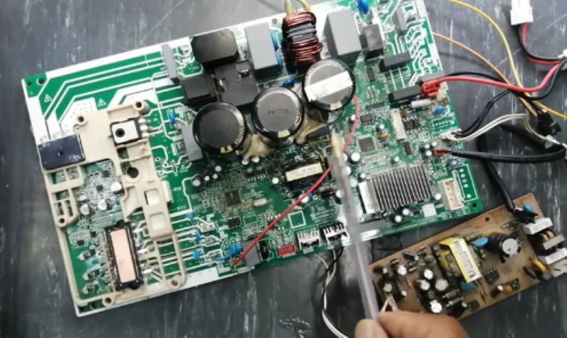 Bo mạch gặp sự cố có thể khiến điều hòa tự ngắt