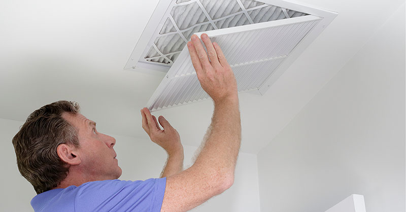 Bụi bẩn tích tụ gây đọng nước và chảy xuống.