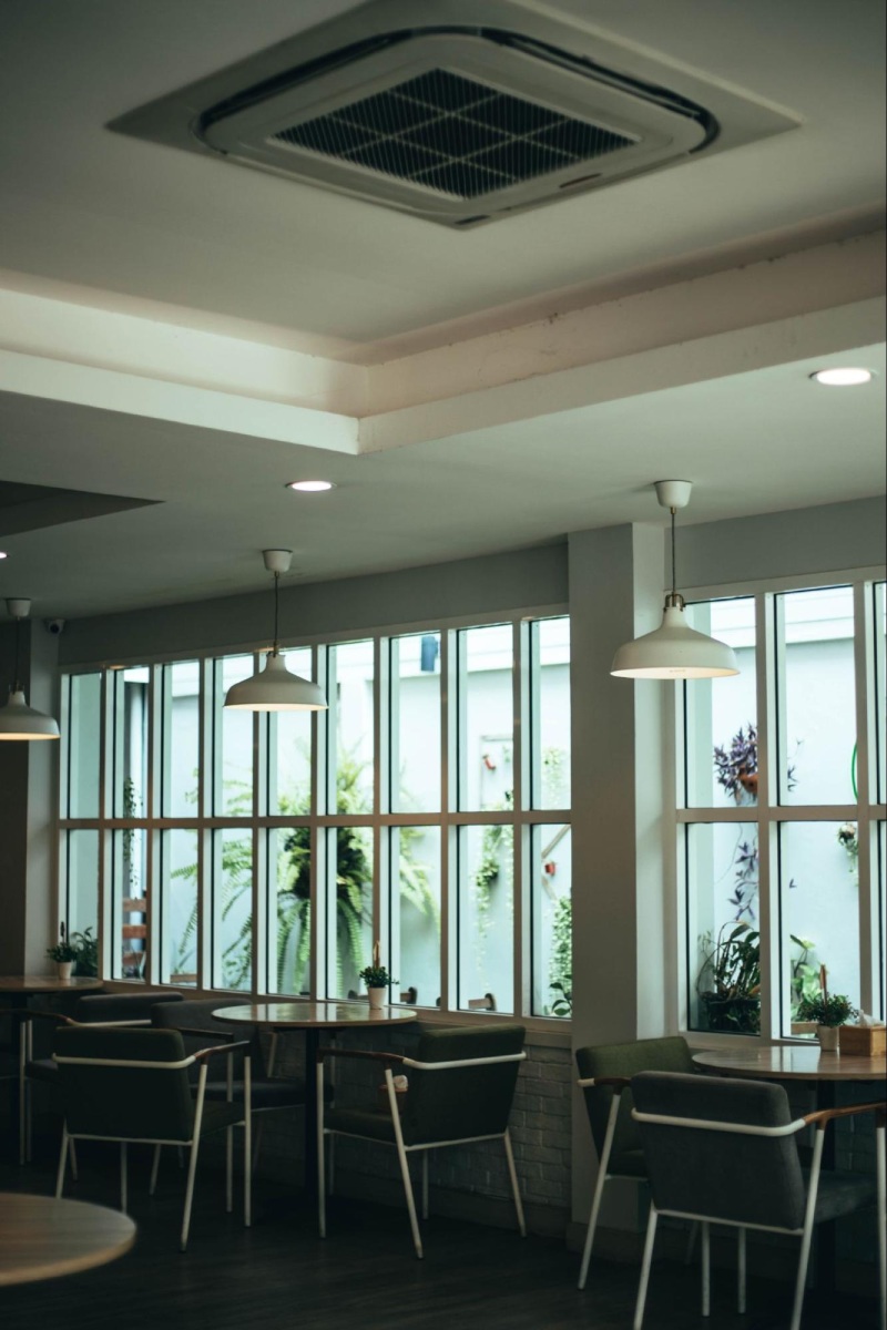 Các quán cà phê, quán ăn nên chọn điều hòa âm trần
