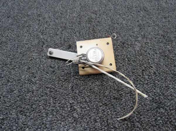 Kỹ thuật viên tháo và thay thế khi cảm biến vị trí cánh đảo gió bị lỗi