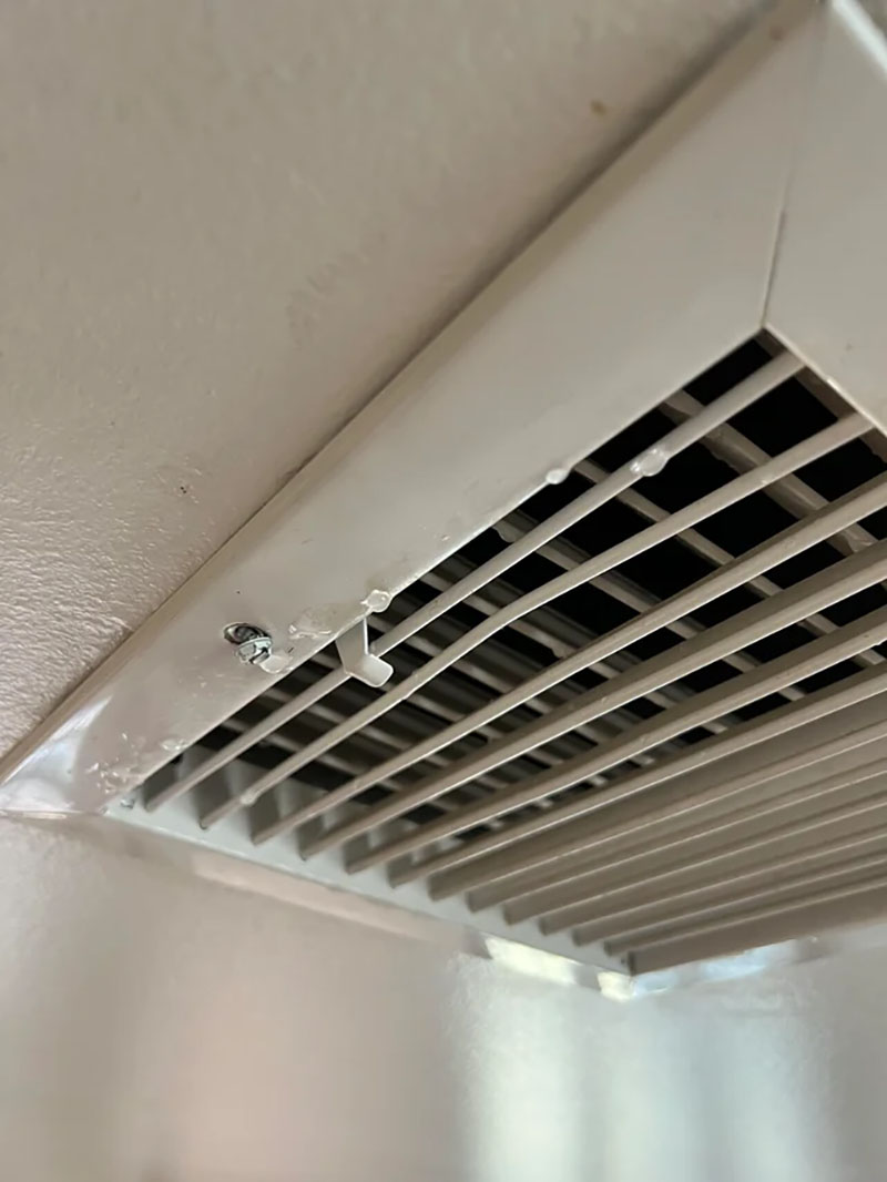 Cuộn dây dàn bay hơi bị đóng băng, nước sẽ chảy ra ngoài khi thiết bị ngừng hoạt động.