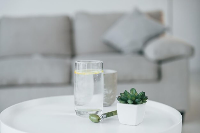 Để 1 ly nước nhỏ trong phòng để duy trì độ ẩm khi bật chế độ sưởi trên điều hòa